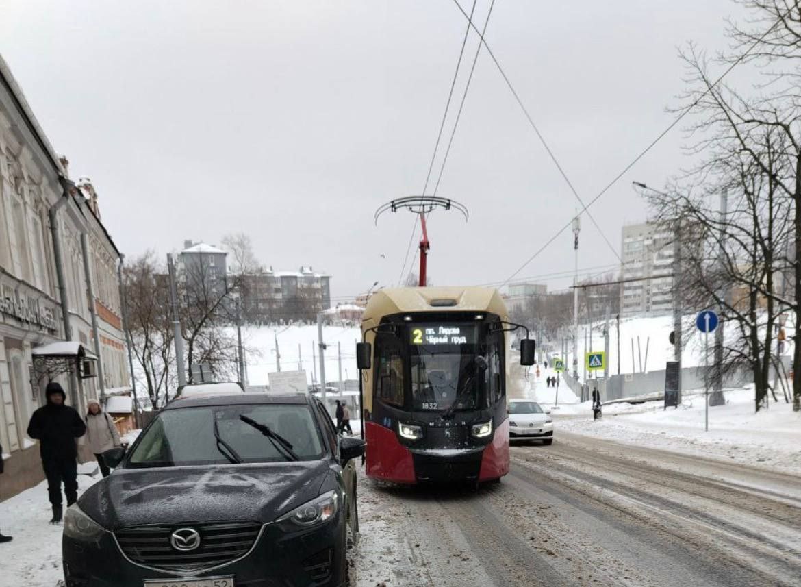 Движение трамваев по городскому кольцу временно встало — водитель неправильно припарковал автомобиль на улице Добролюбова
