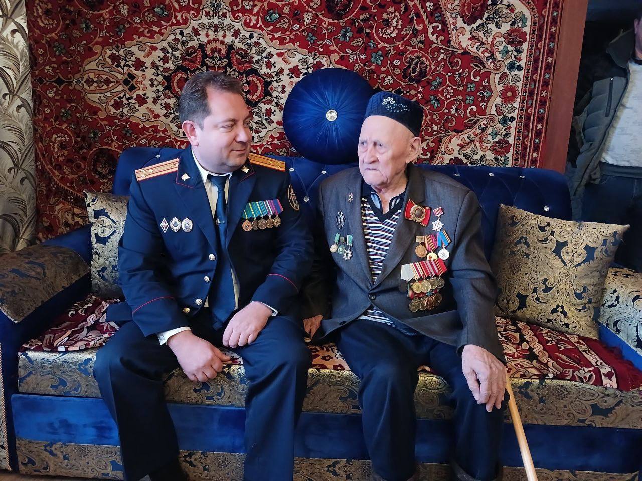 Сотрудники Серчаского межрайонного следственного отдела поздравили ветерана Великой Отечественной войны с Новым годом и Рождеством Сотрудники Серчаского межрайонного следственного отдела поздравили ветерана Великой Отечественной войны с Новым годом и Рождеством