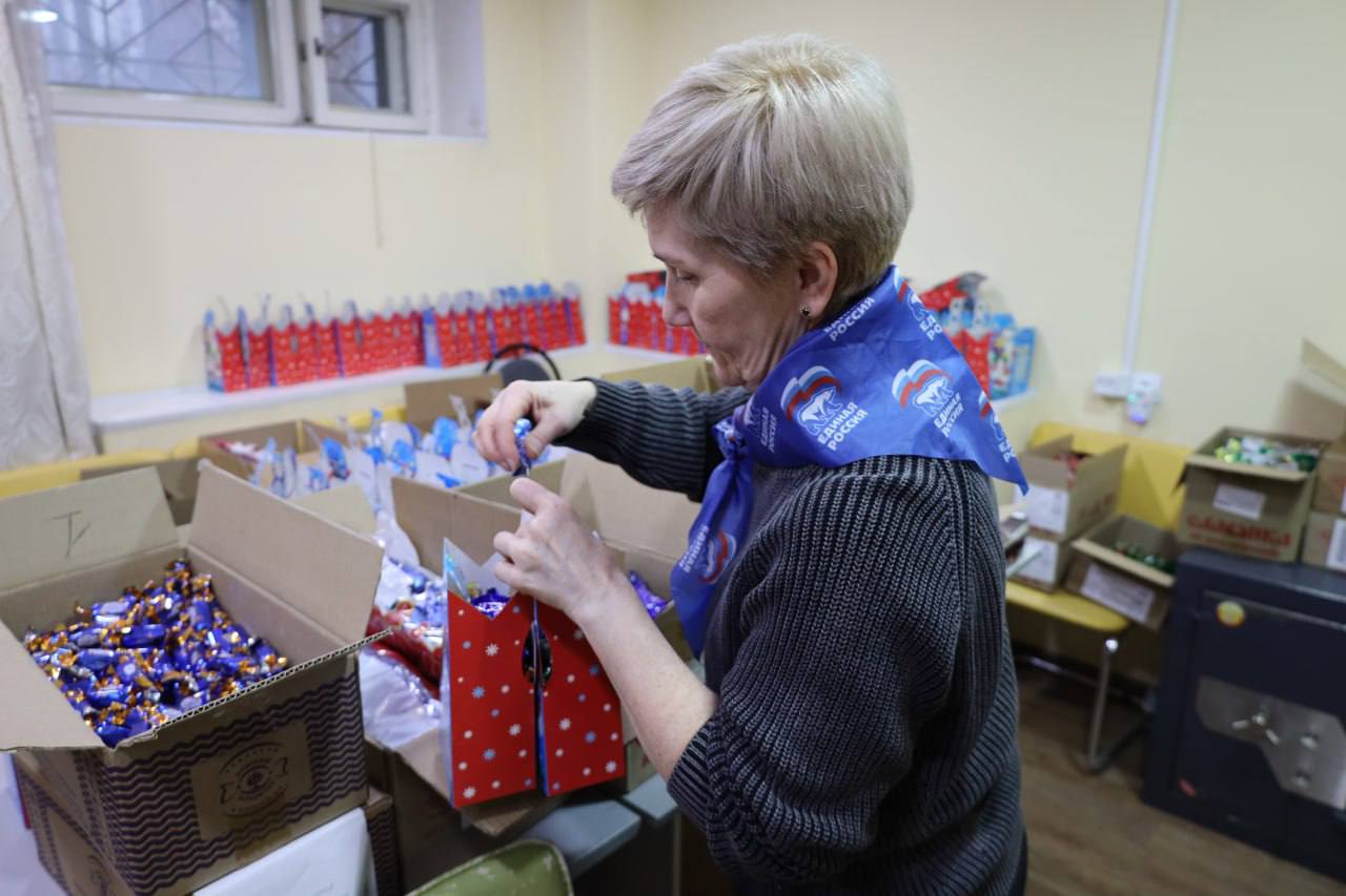 Единая Россия поздравляет участников СВО с Новым годом и отправляет на передовую праздничные гуманитарные посылки: Единая Россия поздравляет участников СВО с Новым годом и отправляет на передовую праздничные гуманитарные посылки: