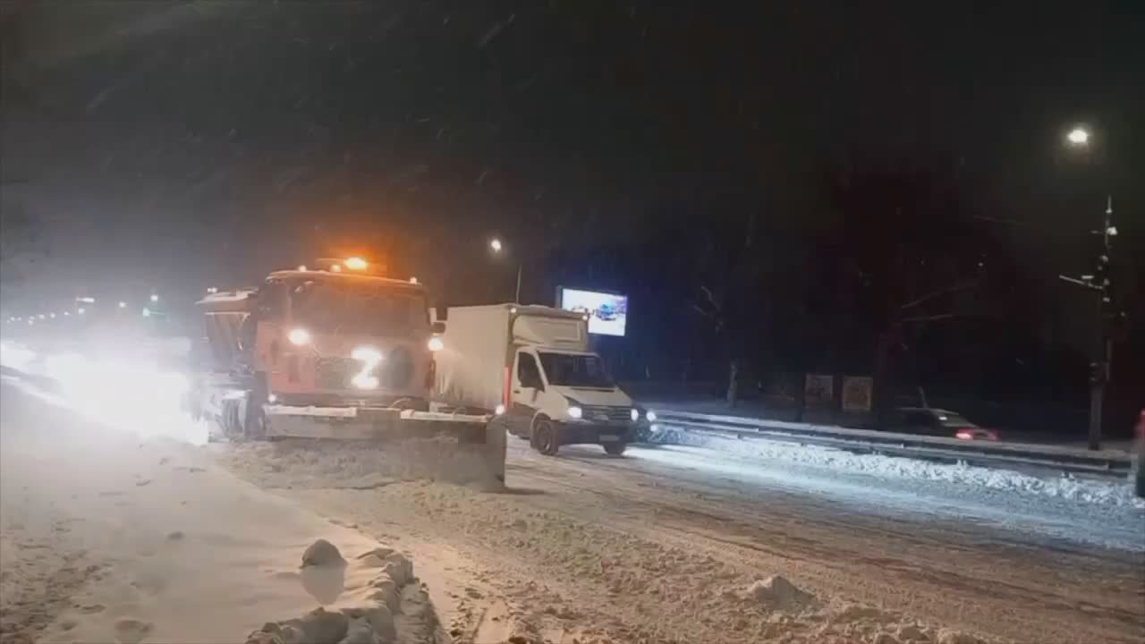 Борьба с аномальным снегопадом продолжается в Нижнем Новгороде