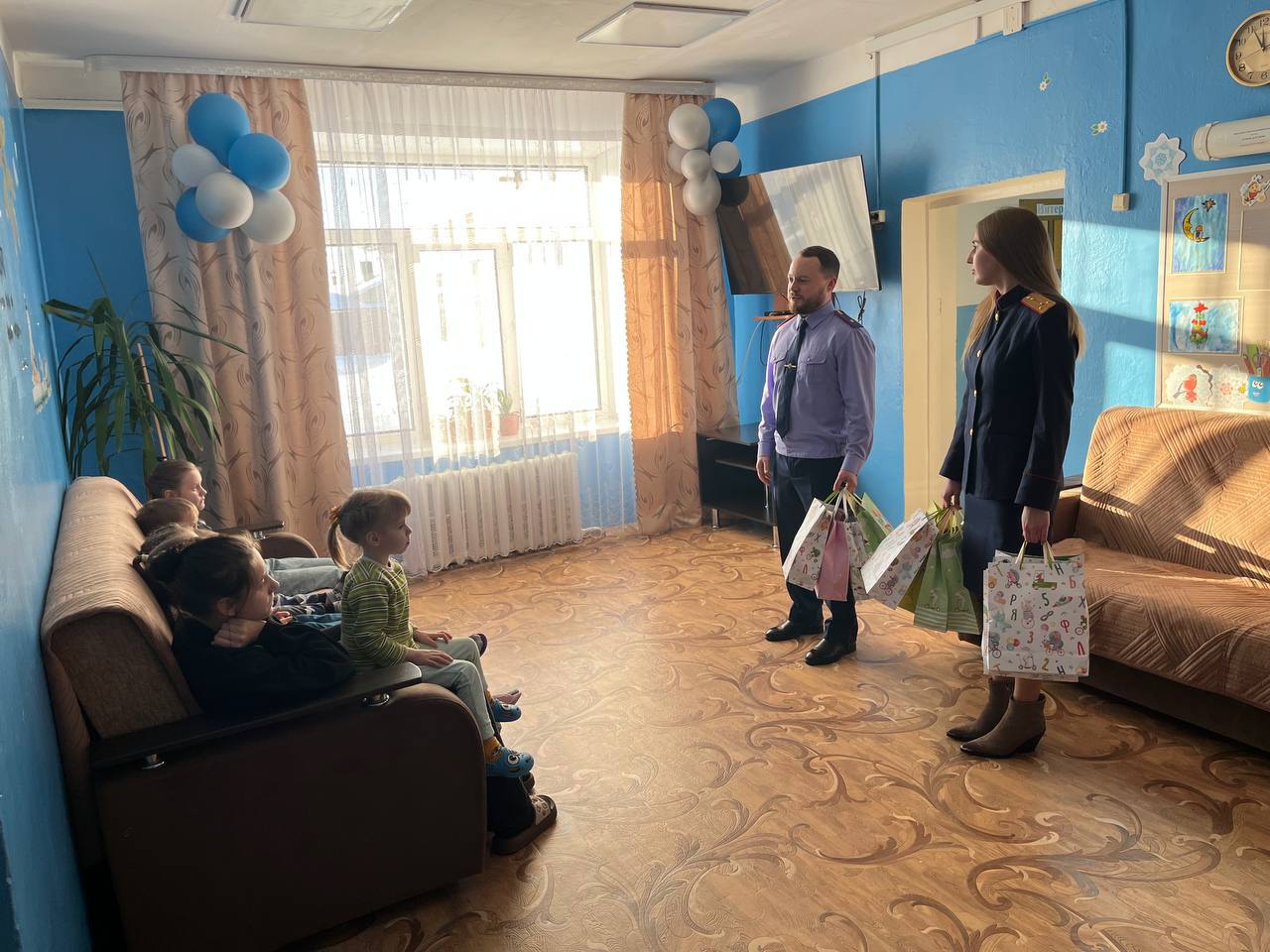 Сотрудники Уренского межрайонного следственного отдела поздравили воспитанников семейного центра с Новым годом и Рождеством Сотрудники Уренского межрайонного следственного отдела поздравили воспитанников семейного центра с Новым годом и Рождеством