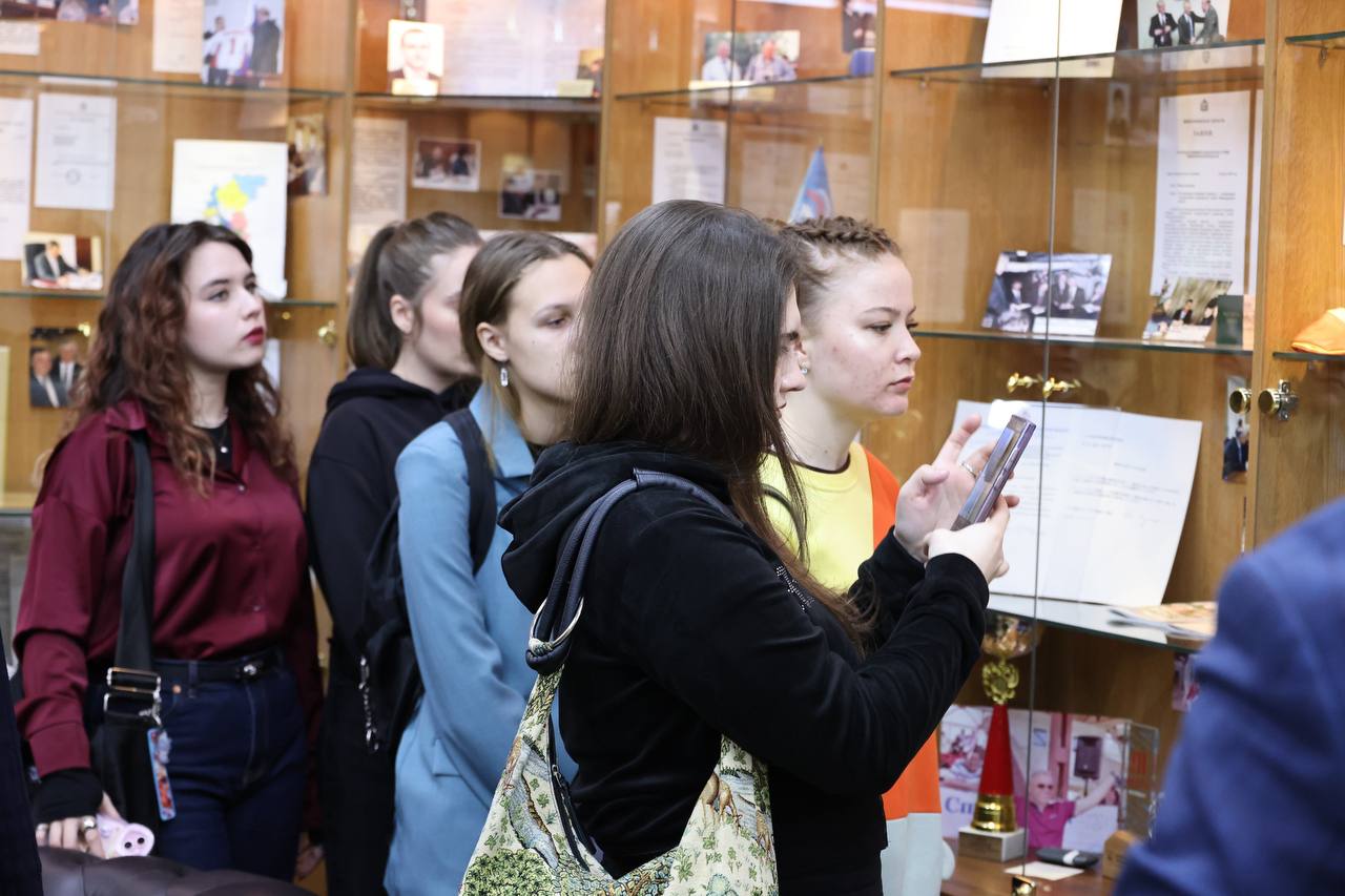 От архивных документов до современных законопроектов - студенты НГЛУ увидели, как работает региональный парламент От архивных документов до современных законопроектов - студенты НГЛУ увидели, как работает региональный парламент