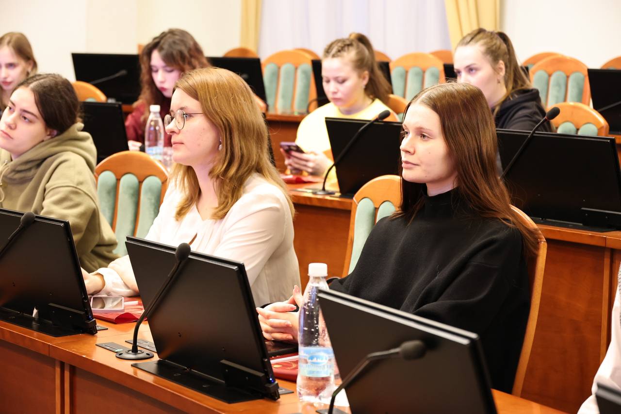 От архивных документов до современных законопроектов - студенты НГЛУ увидели, как работает региональный парламент От архивных документов до современных законопроектов - студенты НГЛУ увидели, как работает региональный парламент