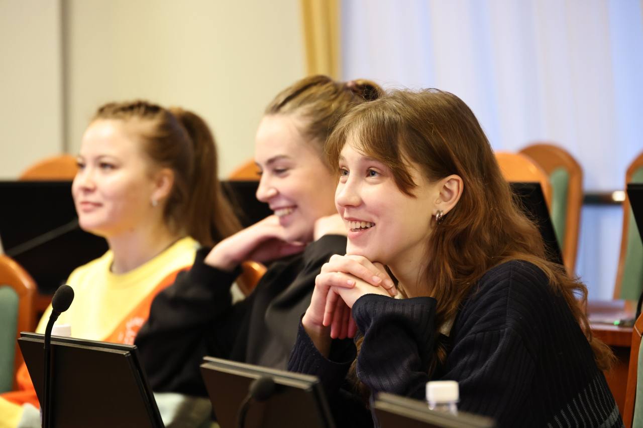 От архивных документов до современных законопроектов - студенты НГЛУ увидели, как работает региональный парламент От архивных документов до современных законопроектов - студенты НГЛУ увидели, как работает региональный парламент