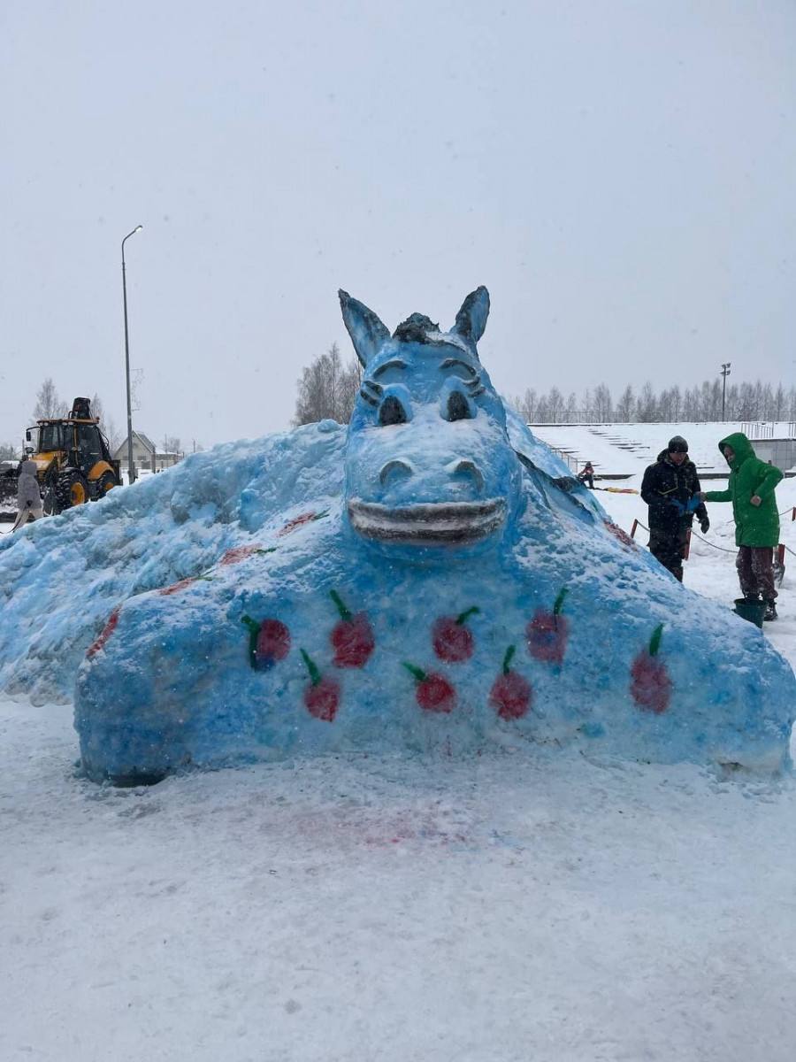 Конька-Горбунка слепили из снега в Уренском округе