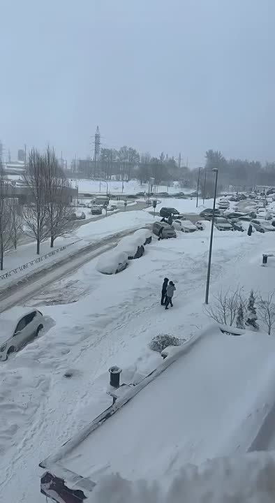 Рубрика "Нам пишут". Жители дома номер 4 по улице Первоцветная просят помощи: Управляющая компания игнорирует их обращения, а снег заваливает все подъезды и подходы к дому