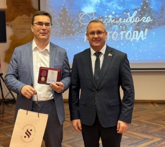 В администрации Советского района вручил медали «За поддержку специальной военной операции» нашим активистам местного отделения партии «Единая Россия» Елене Пряхиной и Владимиру Митрохину