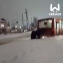 Пассажирам борской маршрутки пришлось выталкивать транспорт из сугроба, чтобы доехать домой