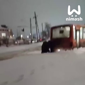 Пассажирам борской маршрутки пришлось выталкивать транспорт из сугроба, чтобы доехать домой