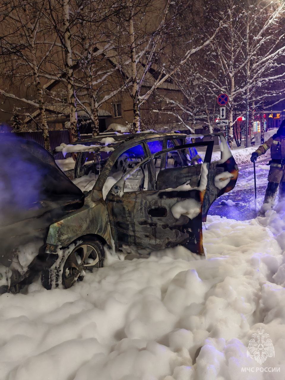 Региональное МЧС поделилось фотографиями с места пожара в Новой Кузнечихе: там сегодня утром сгорел автомобиль Региональное МЧС поделилось фотографиями с места пожара в Новой Кузнечихе: там сегодня утром сгорел автомобиль
