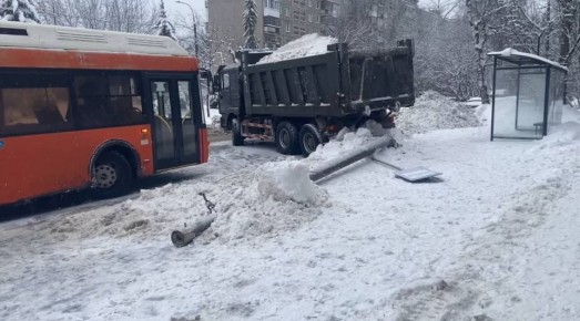 Фонарный столб упал на пассажирку автобуса на Фруктовой в Нижнем