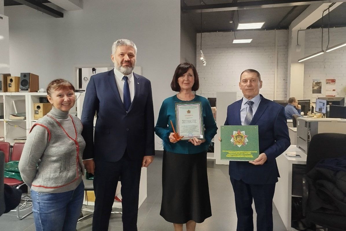 Журналистов Нижегородского областного информационного центра наградила организация «Нижегородский пограничник» за вклад в патриотическое воспитание