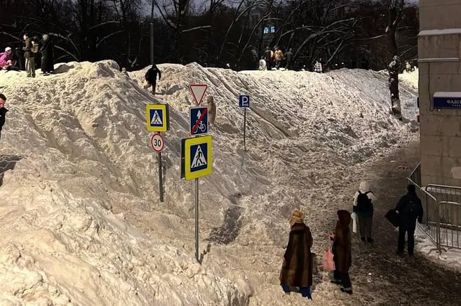 Пока Нижний Новгород боролся с последствиям снегопадов, в центре Москвы вырос гигантский трехметровый сугроб Пока Нижний Новгород боролся с последствиям снегопадов, в центре Москвы вырос гигантский трехметровый сугроб
