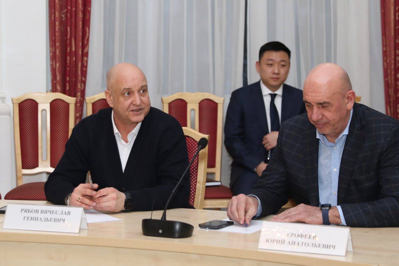 Встретился с настоящей спортивной легендой – сборной России по хоккею с мячом Встретился с настоящей спортивной легендой – сборной России по хоккею с мячом