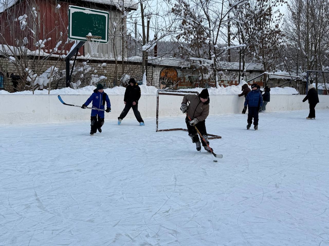 Владимир Поддымников-Гордеев проверил состояние ледовой площадки Владимир Поддымников-Гордеев проверил состояние ледовой площадки