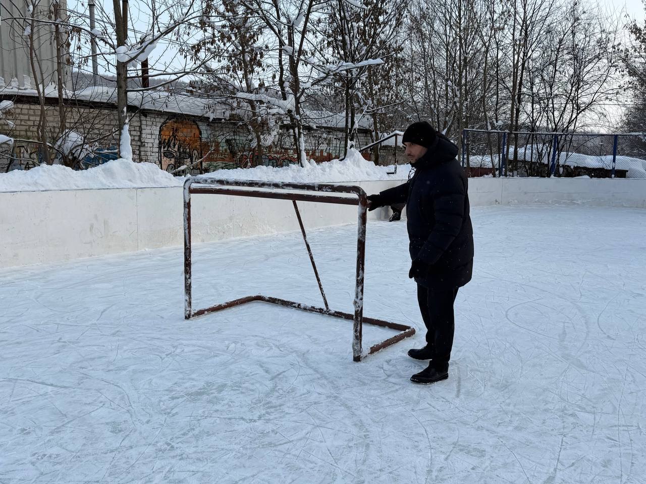 Владимир Поддымников-Гордеев проверил состояние ледовой площадки