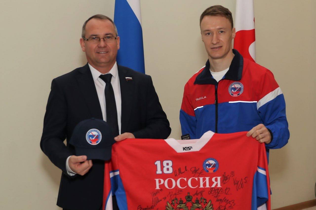 Встретился с настоящей спортивной легендой – сборной России по хоккею с мячом Встретился с настоящей спортивной легендой – сборной России по хоккею с мячом