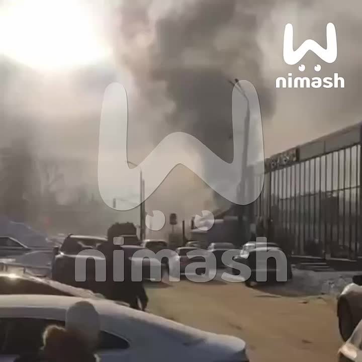 Здание мемориальной компании полыхает на кстовском рынке, сообщают очевидцы