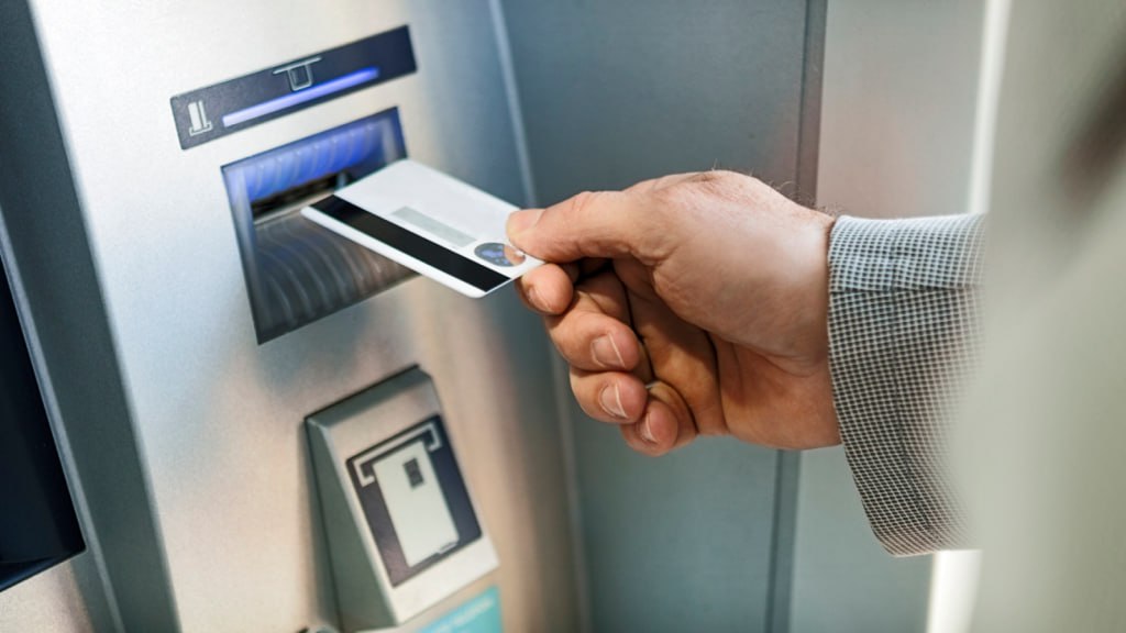 Мошенники вновь убедили «задекларировать средства»