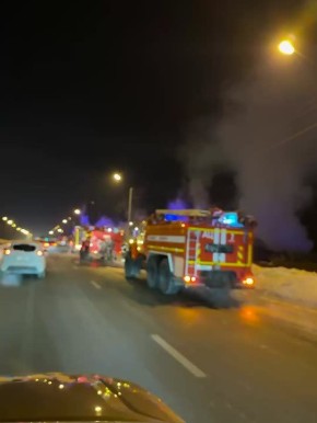 Пожарные МЧС ликвидируют возгорание личного жилого дома на Московском шоссе в Нижнем Новгороде