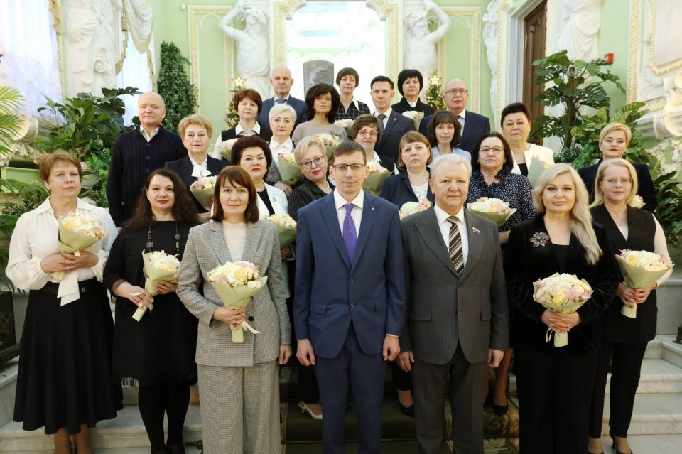 Почётный знак «За безупречную службу в Нижегородской области» сегодня получили государственные и муниципальные служащие региона