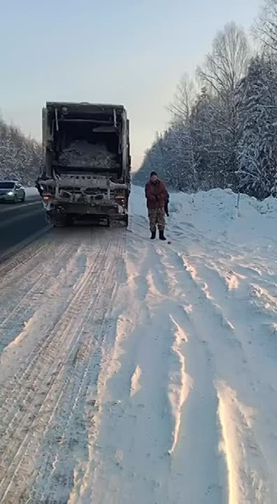 «Халатность, приводящая к свинству»: Глеб Никитин отреагировал на инцидент с мусоровозом на трассе
