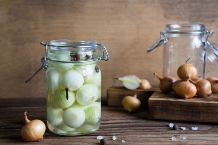 Как сохранить урожай: интересные заготовки из лука и чеснока на зиму