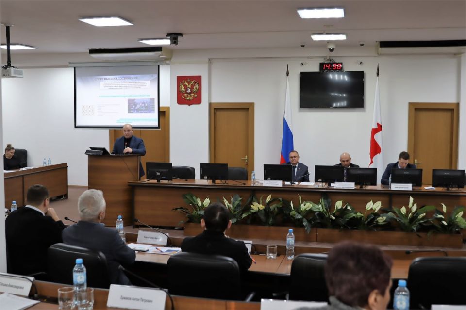 Поддержка участников СВО и развитие спорта стали главными темами профильной комиссии Думы