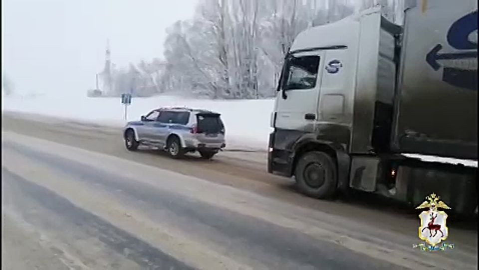 ГАИ спешит на помощь. В Нижегородской области Госавтоинспекторы помогали водителям большегрузов преодолеть подъёмы на заснеженной трассе