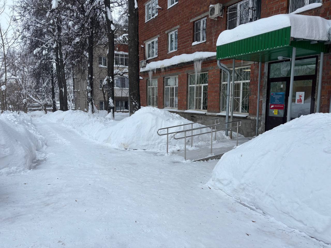 Очистили территорию поликлиники №35 от снега Очистили территорию поликлиники №35 от снега