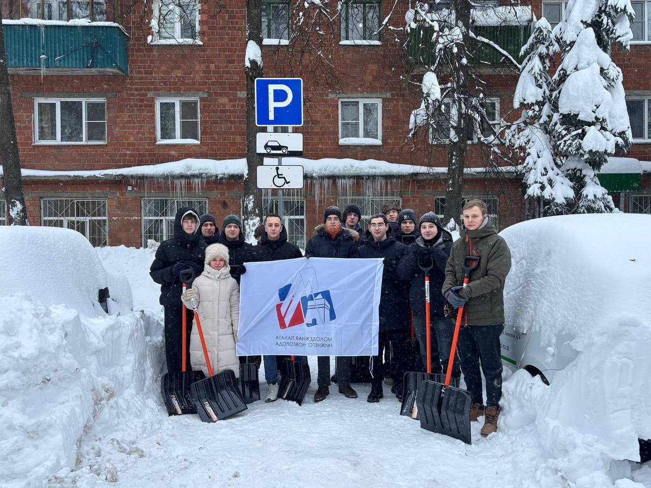 Очистили территорию поликлиники №35 от снега