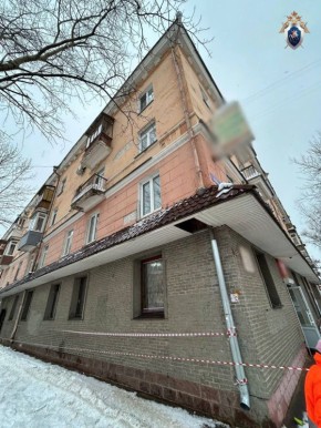 После падения наледи на женщину с ребенком в Автозаводском районе также завели уголовное дело