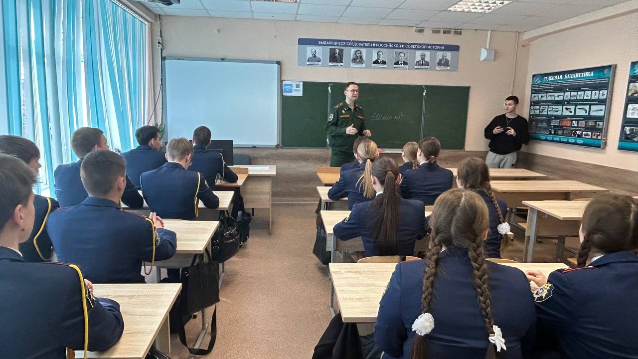 В преддверии Дня защитника Отечества сотрудники ведомства провели для кадет патриотический урок мужества В преддверии Дня защитника Отечества сотрудники ведомства провели для кадет патриотический урок мужества