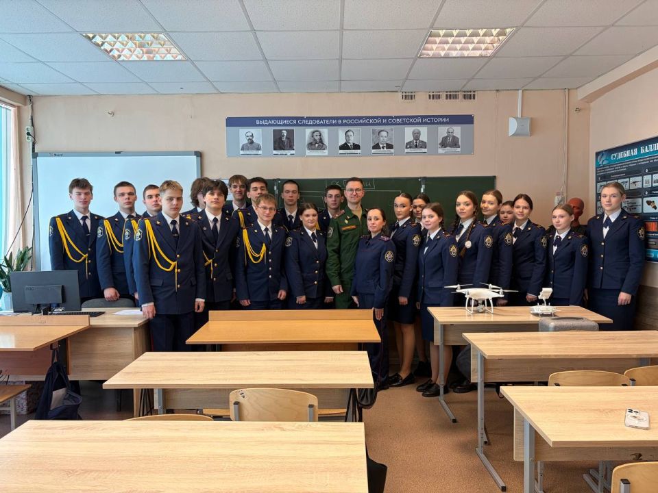 В преддверии Дня защитника Отечества сотрудники ведомства провели для кадет патриотический урок мужества