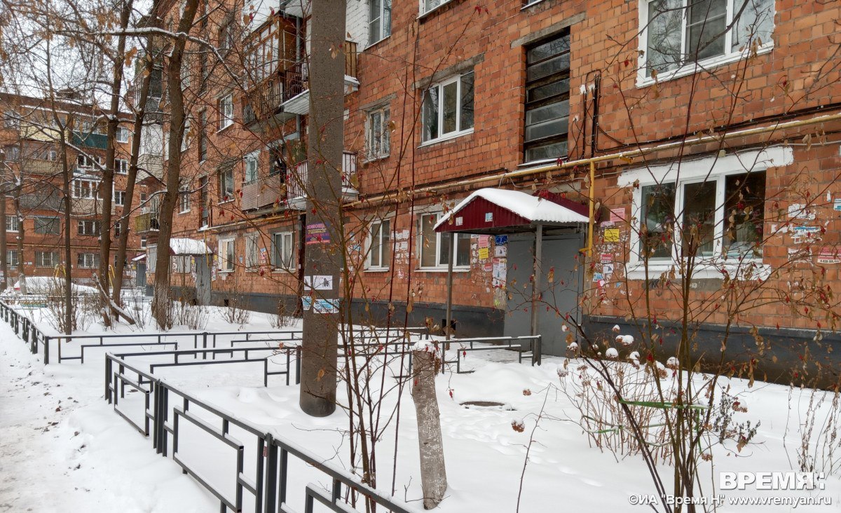 Козырёк подъезда обрушился под тяжестью снега на женщину в Дзержинске