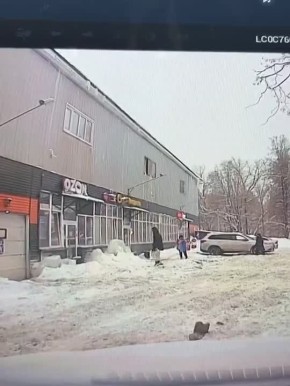 Марина Ахмедова: Подмосковье, Ивантеевка. Девушка пришла в ТЦ и на нее упала наледь с крыши