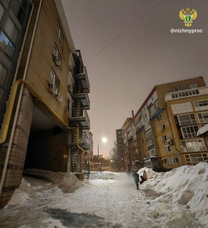 Прокуратура Нижегородской области организовала проверку по факту гибели девушки в результате падения на нее снежно-ледяной массы