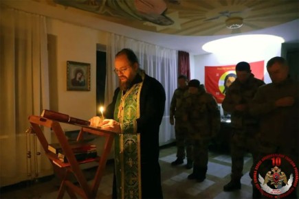 Православный священнослужитель посетил подразделения Росгвардии в ДНР