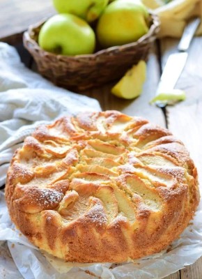 Шарлотка: секреты приготовления легкого летнего пирога