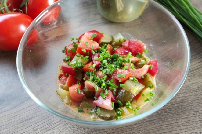 Весенний бум салатов: как использовать маринованные огурцы в новых рецептах