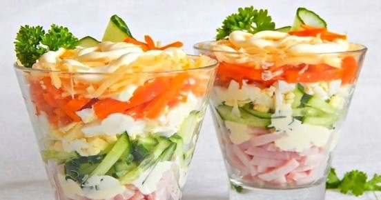Салат-коктейль с ветчиной и сыром: простота и эстетика для вашего праздника