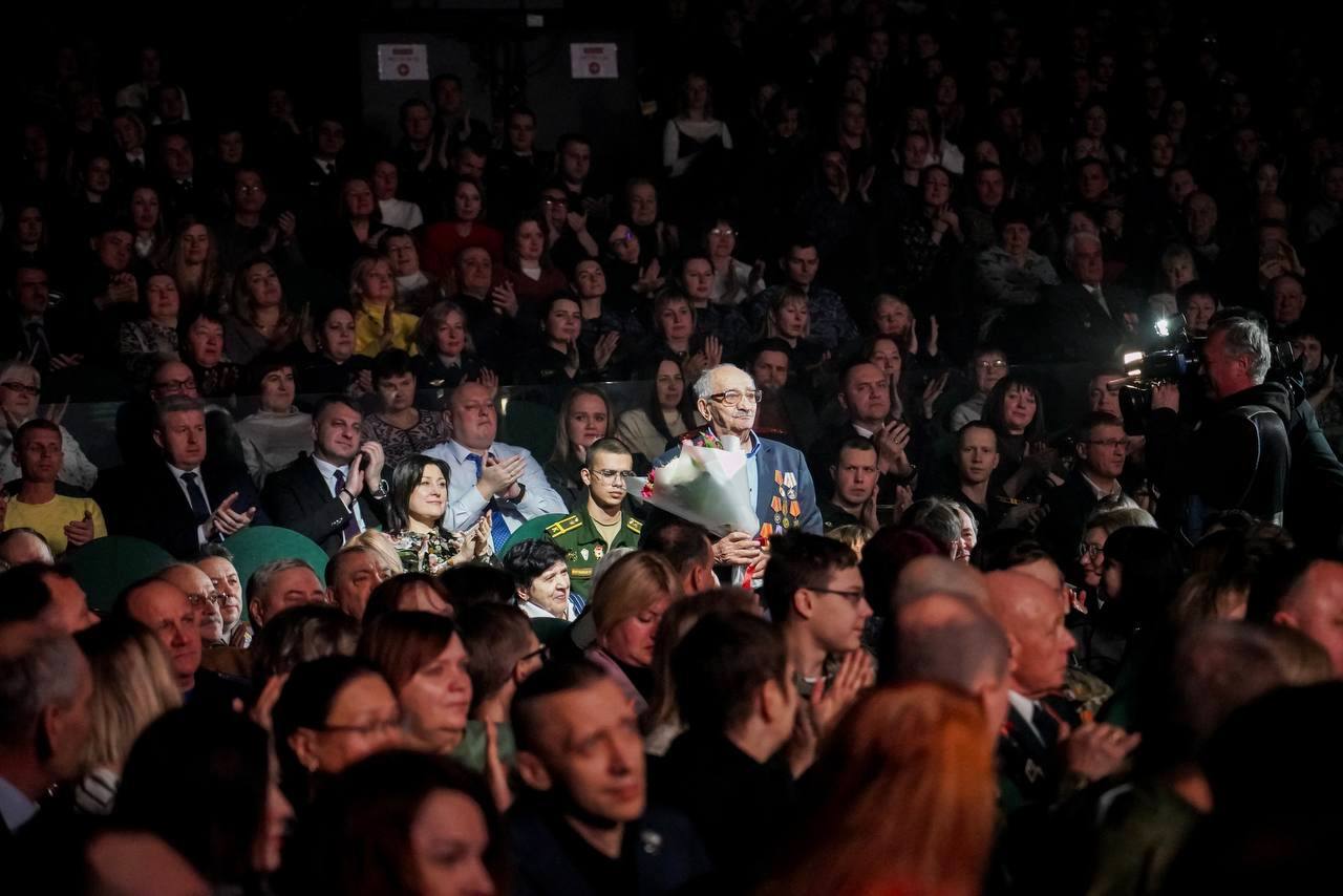 Юрий Шалабаев: До праздника мужества, героев и памяти об их подвигах – Дня защитника Отечества – ещё несколько дней, а мы уже начали поздравлять наших бойцов, вернувшихся из зоны СВО, участников локальных конфликтов... Юрий Шалабаев: До праздника мужества, героев и памяти об их подвигах – Дня защитника Отечества – ещё несколько дней, а мы уже начали поздравлять наших бойцов, вернувшихся из зоны СВО, участников локальных конфликтов...