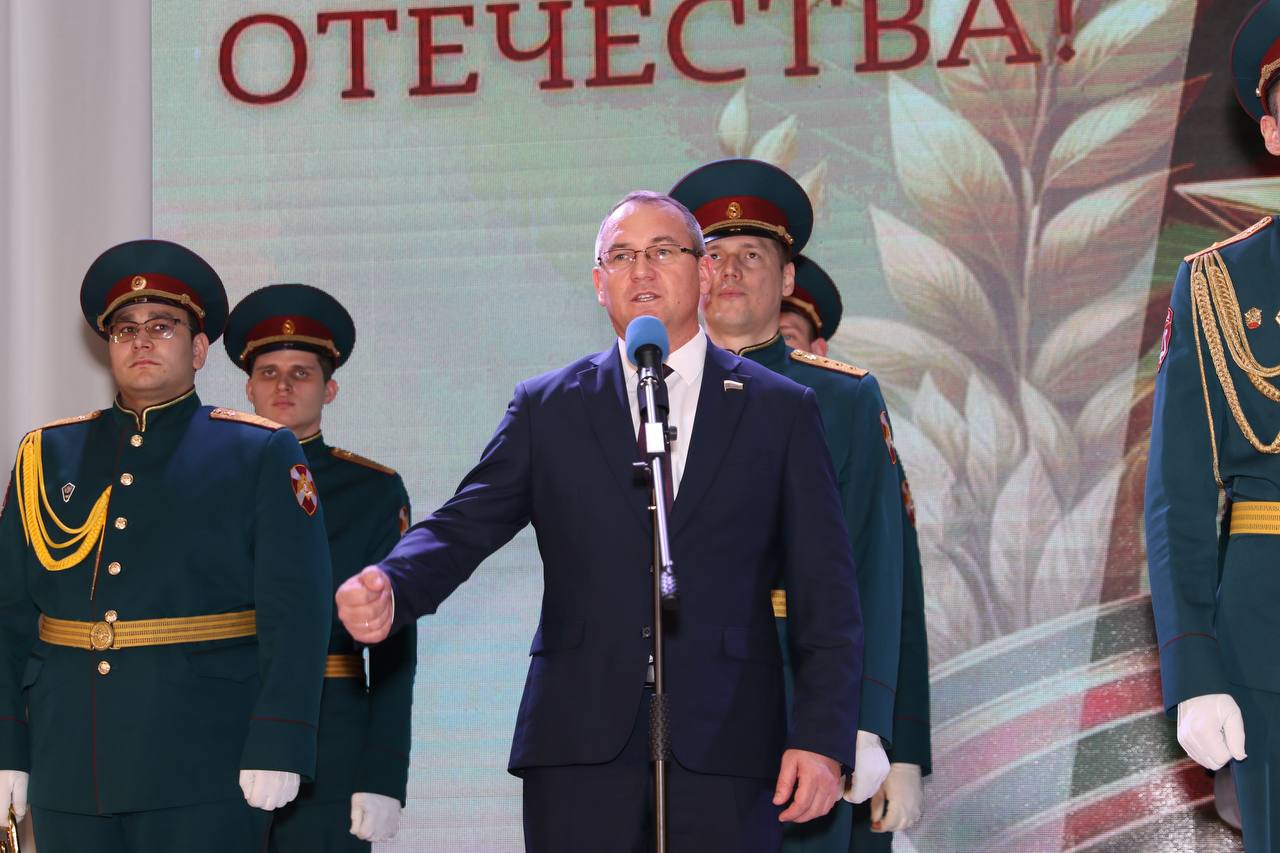 Вместе с главой Советского района Александром Ивановым поздравили ветеранов боевых действий, участников СВО, школьников и всех жителей района с Днем защитника Отечества