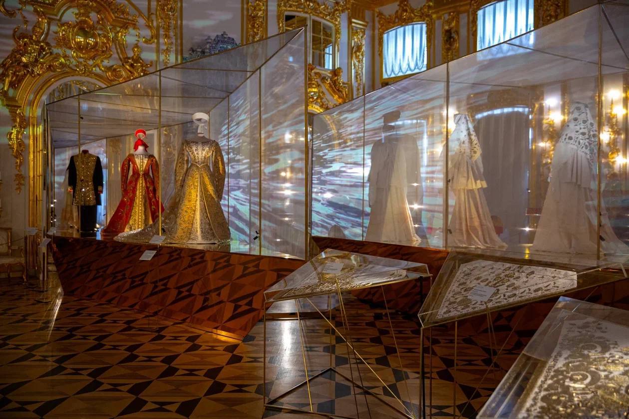 Золотая нить сквозь сословия: выставка «Северное солнце» в музее-заповеднике «Царское Село» Золотая нить сквозь сословия: выставка «Северное солнце» в музее-заповеднике «Царское Село»