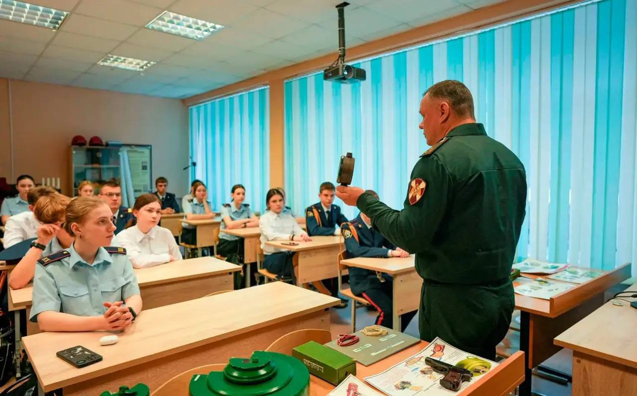 В преддверии Дня защитника Отечества для кадетов проведен патриотический урок В преддверии Дня защитника Отечества для кадетов проведен патриотический урок