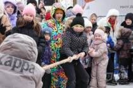 В Светлоярском парке сегодня было шумно и весело — там отмечали Масленицу