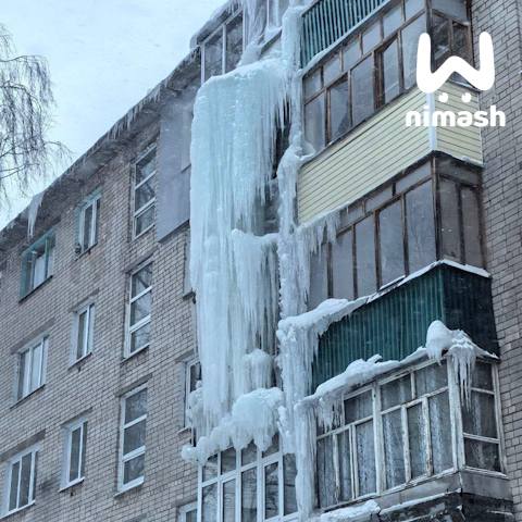 Гигантские ледяные глыбы свисают с балконов многоэтажек в Нижнем Гигантские ледяные глыбы свисают с балконов многоэтажек в Нижнем