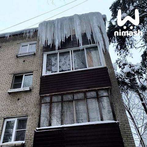 Гигантские ледяные глыбы свисают с балконов многоэтажек в Нижнем Гигантские ледяные глыбы свисают с балконов многоэтажек в Нижнем