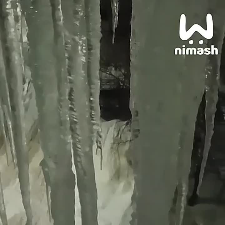 Гигантские ледяные глыбы свисают с балконов многоэтажек в Нижнем