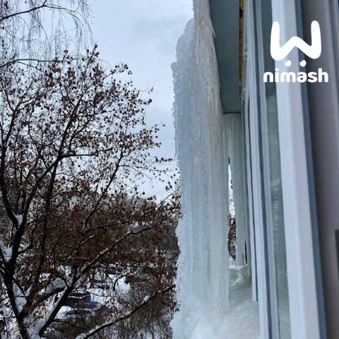 Гигантские ледяные глыбы свисают с балконов многоэтажек в Нижнем Гигантские ледяные глыбы свисают с балконов многоэтажек в Нижнем